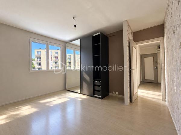 En Exclusivité à Noyon, cet appartement de 57 m² offrant une disposition fonctionnelle et agréable. 

L’appartement se compose d’une entrée desservant les différents espaces de vie.

Vous trouverez un séjour lumineux avec balcon, deux chambres dont l’une bénéficiant de ce même balcon, une cuisine indépendante accompagnée d’un coin buanderie avec second petit balcon, une salle d’eau et un WC indépendant
Une Cave privative complète ce bien.

Un appartement offrant un cadre de vie pratique et fonctionnel, idéale pour une résidence principale ou un investissement locatif.

Estimation locative nue : 
- Loyer potentiel : 630€ / mois
- Faible vacance locative dans le secteur

À visiter sans tarder !