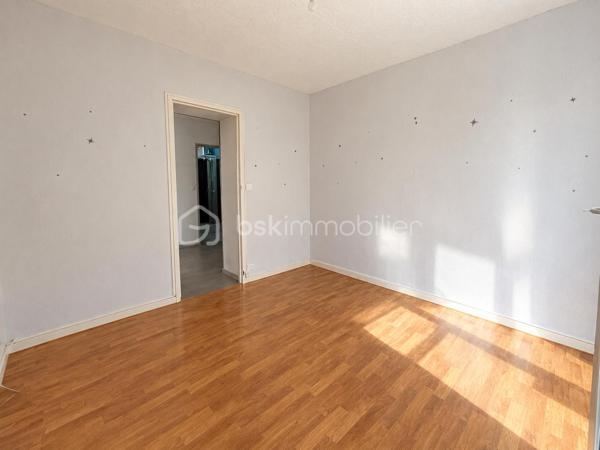 En Exclusivité à Noyon, cet appartement de 57 m² offrant une disposition fonctionnelle et agréable. 

L’appartement se compose d’une entrée desservant les différents espaces de vie.

Vous trouverez un séjour lumineux avec balcon, deux chambres dont l’une bénéficiant de ce même balcon, une cuisine indépendante accompagnée d’un coin buanderie avec second petit balcon, une salle d’eau et un WC indépendant
Une Cave privative complète ce bien.

Un appartement offrant un cadre de vie pratique et fonctionnel, idéale pour une résidence principale ou un investissement locatif.

Estimation locative nue : 
- Loyer potentiel : 630€ / mois
- Faible vacance locative dans le secteur

À visiter sans tarder !
