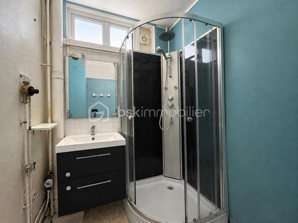 En Exclusivité à Noyon, cet appartement de 57 m² offrant une disposition fonctionnelle et agréable. 

L’appartement se compose d’une entrée desservant les différents espaces de vie.

Vous trouverez un séjour lumineux avec balcon, deux chambres dont l’une bénéficiant de ce même balcon, une cuisine indépendante accompagnée d’un coin buanderie avec second petit balcon, une salle d’eau et un WC indépendant
Une Cave privative complète ce bien.

Un appartement offrant un cadre de vie pratique et fonctionnel, idéale pour une résidence principale ou un investissement locatif.

Estimation locative nue : 
- Loyer potentiel : 630€ / mois
- Faible vacance locative dans le secteur

À visiter sans tarder !