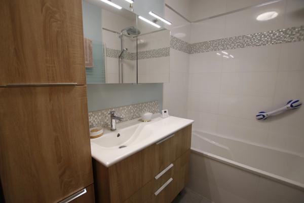 Quartier DUNOIS, appartement de trois chambres en très bon état située dans une petite copropriété de standing