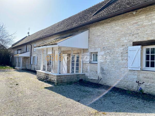Vente
                Maison350 m² - 9 Pièces -
                    CHAMPFORGEUIL (71530)