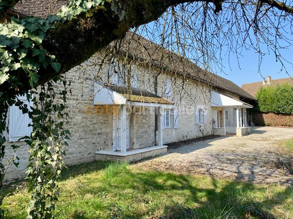 Vente
                Maison350 m² - 9 Pièces -
                    CHAMPFORGEUIL (71530)