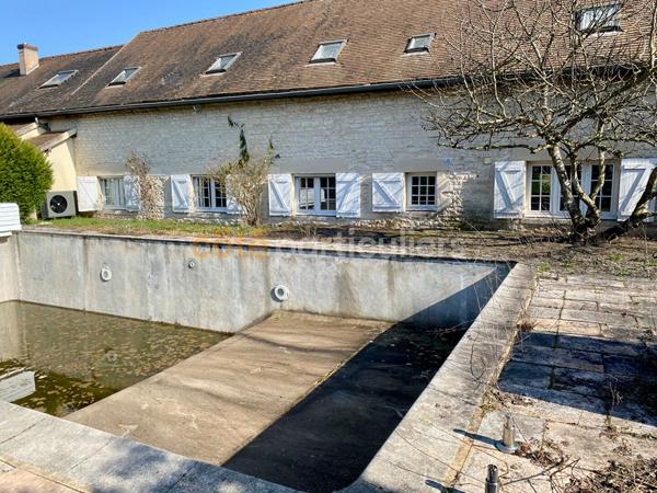 Vente
                Maison350 m² - 9 Pièces -
                    CHAMPFORGEUIL (71530)