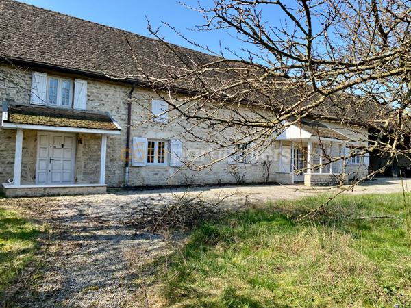 Vente
                Maison350 m² - 9 Pièces -
                    CHAMPFORGEUIL (71530)