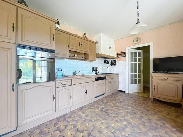 Grande maison familiale et ancien commerce