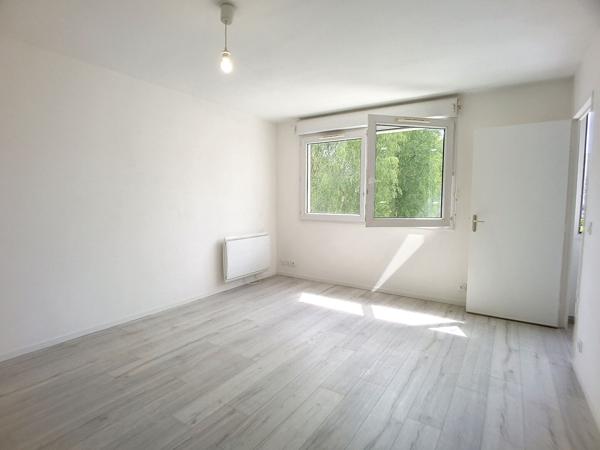 A vendre Montigny le Bretonneux, STUDIO entièrement refait à neuf, quartier Le Village, proche tout commodités.