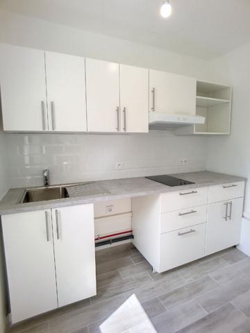 A vendre Montigny le Bretonneux, STUDIO entièrement refait à neuf, quartier Le Village, proche tout commodités.