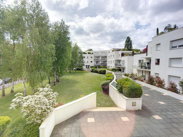 A vendre Montigny le Bretonneux, STUDIO entièrement refait à neuf, quartier Le Village, proche tout commodités.