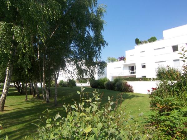 A vendre Montigny le Bretonneux, STUDIO entièrement refait à neuf, quartier Le Village, proche tout commodités.
