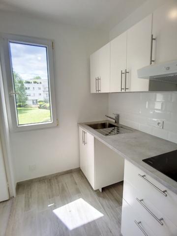 A vendre Montigny le Bretonneux, STUDIO entièrement refait à neuf, quartier Le Village, proche tout commodités.