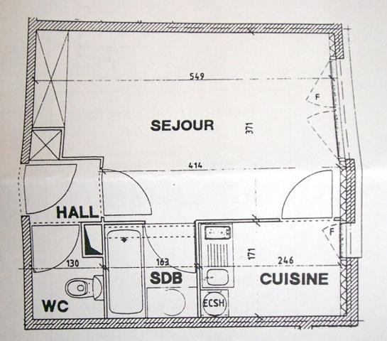A vendre Montigny le Bretonneux, STUDIO entièrement refait à neuf, quartier Le Village, proche tout commodités.
