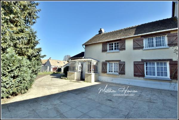 Maison ancienne, 3 chambres + bureau, 70m² de garage et dépendances
