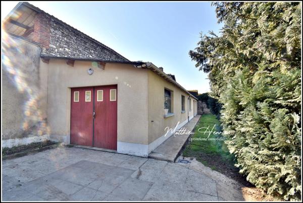 Maison ancienne, 3 chambres + bureau, 70m² de garage et dépendances