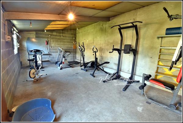 Maison ancienne, 3 chambres + bureau, 70m² de garage et dépendances