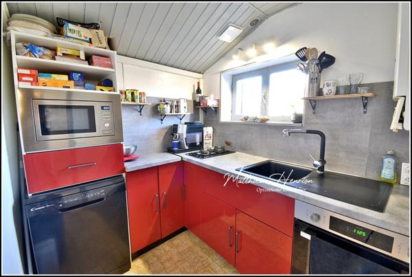 Maison ancienne, 3 chambres + bureau, 70m² de garage et dépendances