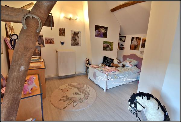 Maison ancienne, 3 chambres + bureau, 70m² de garage et dépendances