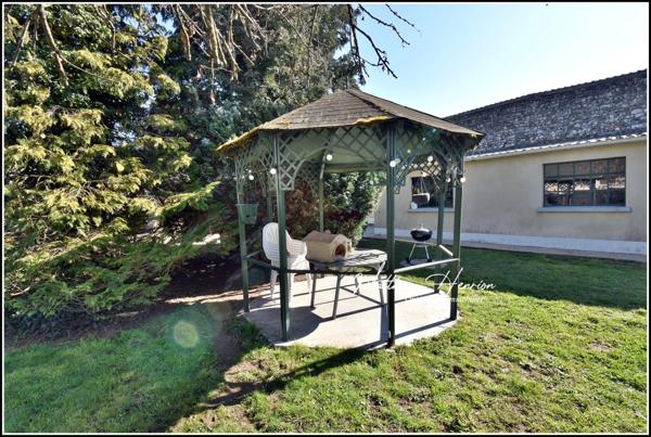 Maison ancienne, 3 chambres + bureau, 70m² de garage et dépendances