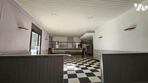 A vendre à COUHE - VALENCE-EN-POITOU, COUHE - Ancien bar-restaurant-hôtel 