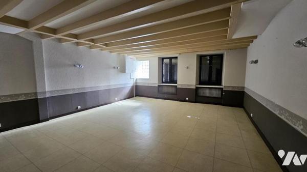 A vendre à COUHE - VALENCE-EN-POITOU, COUHE - Ancien bar-restaurant-hôtel 