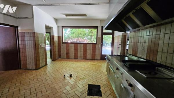 A vendre à COUHE - VALENCE-EN-POITOU, COUHE - Ancien bar-restaurant-hôtel 