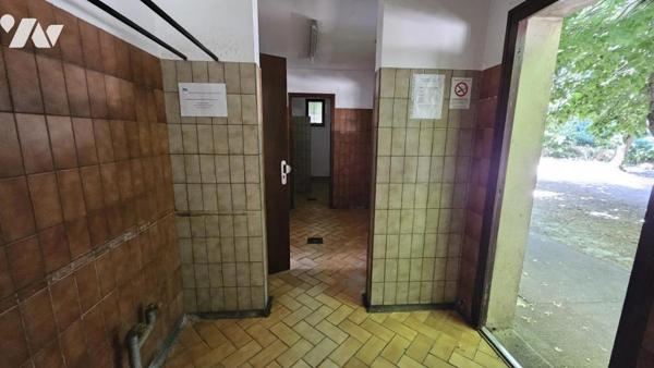 A vendre à COUHE - VALENCE-EN-POITOU, COUHE - Ancien bar-restaurant-hôtel 