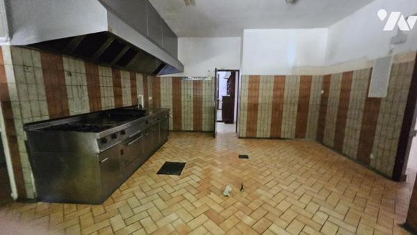 A vendre à COUHE - VALENCE-EN-POITOU, COUHE - Ancien bar-restaurant-hôtel 