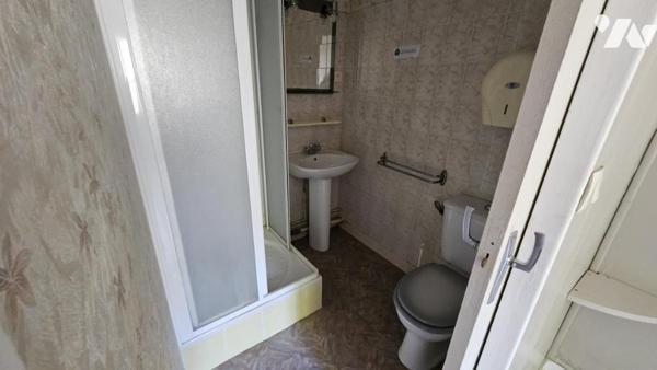 A vendre à COUHE - VALENCE-EN-POITOU, COUHE - Ancien bar-restaurant-hôtel 