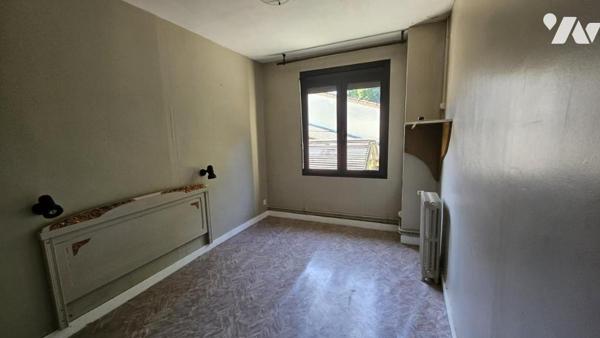 A vendre à COUHE - VALENCE-EN-POITOU, COUHE - Ancien bar-restaurant-hôtel 