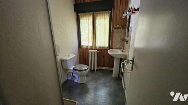 A vendre à COUHE - VALENCE-EN-POITOU, COUHE - Ancien bar-restaurant-hôtel 