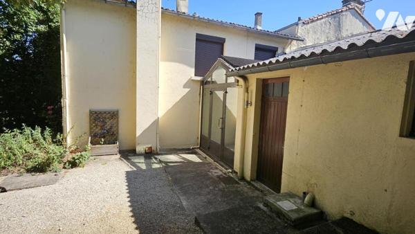 A vendre à COUHE - VALENCE-EN-POITOU, COUHE - Ancien bar-restaurant-hôtel 