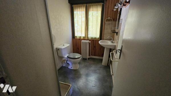 A vendre à COUHE - VALENCE-EN-POITOU, COUHE - Ancien bar-restaurant-hôtel 