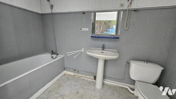 A vendre à COUHE - VALENCE-EN-POITOU, COUHE - Ancien bar-restaurant-hôtel 