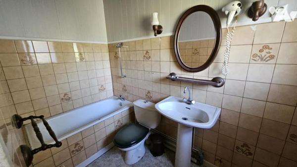 A vendre à COUHE - VALENCE-EN-POITOU, COUHE - Ancien bar-restaurant-hôtel 