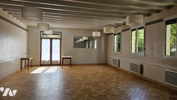 A vendre à COUHE - VALENCE-EN-POITOU, COUHE - Ancien bar-restaurant-hôtel 