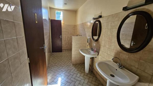 A vendre à COUHE - VALENCE-EN-POITOU, COUHE - Ancien bar-restaurant-hôtel 