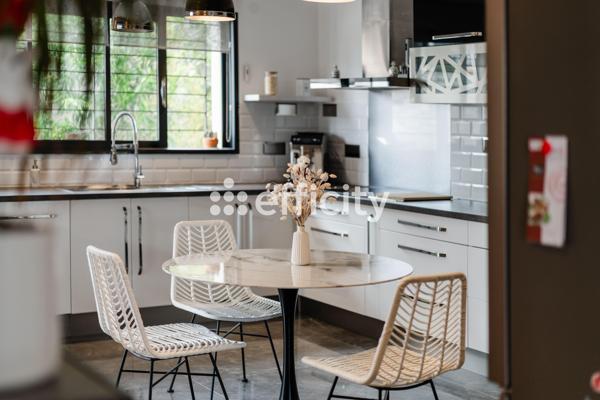 Maison
         7 pièces
        - 203 m² Bien prestige 749 000 € *