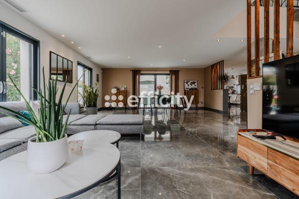 Maison
         7 pièces
        - 203 m² Bien prestige 749 000 € *