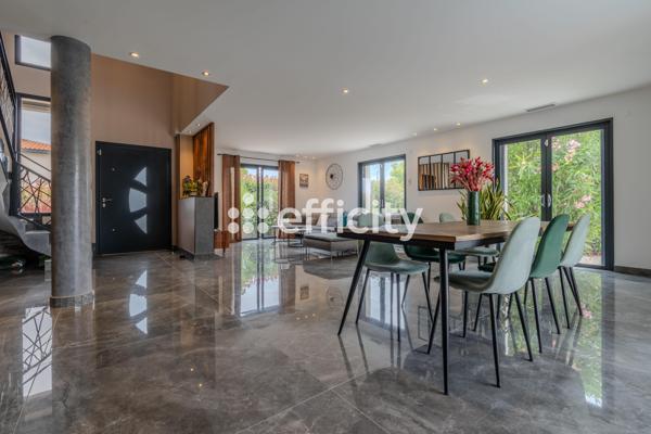Maison
         7 pièces
        - 203 m² Bien prestige 749 000 € *