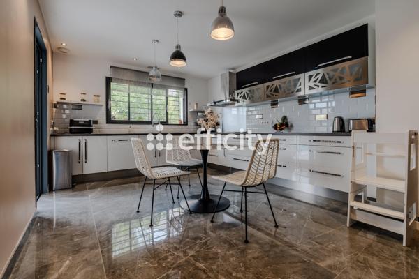 Maison
         7 pièces
        - 203 m² Bien prestige 749 000 € *