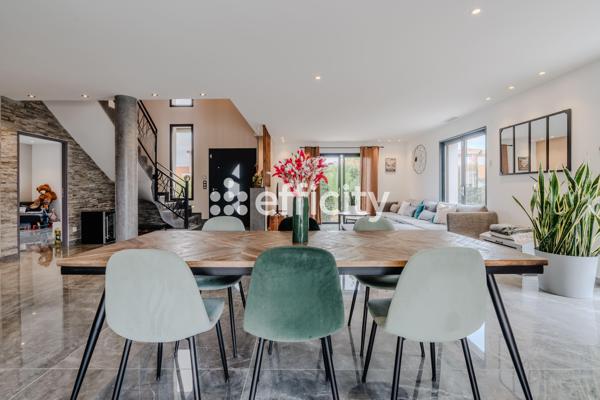 Maison
         7 pièces
        - 203 m² Bien prestige 749 000 € *