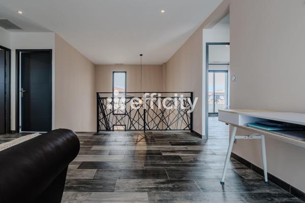 Maison
         7 pièces
        - 203 m² Bien prestige 749 000 € *
