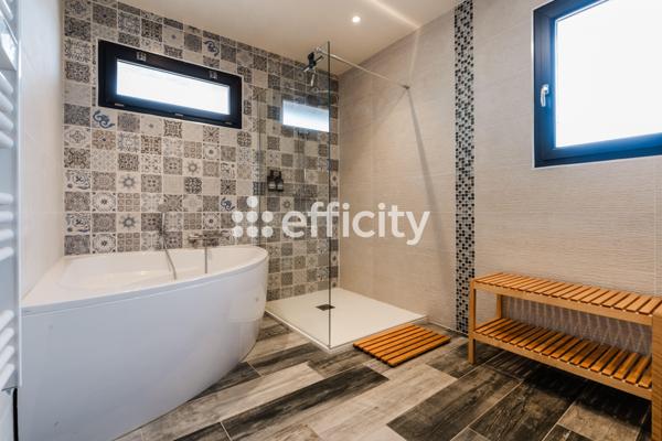 Maison
         7 pièces
        - 203 m² Bien prestige 749 000 € *