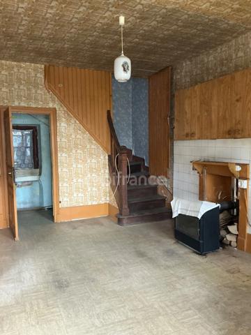 Maison avec dépendances et jardin à rénover – Mayet-de-Montagne