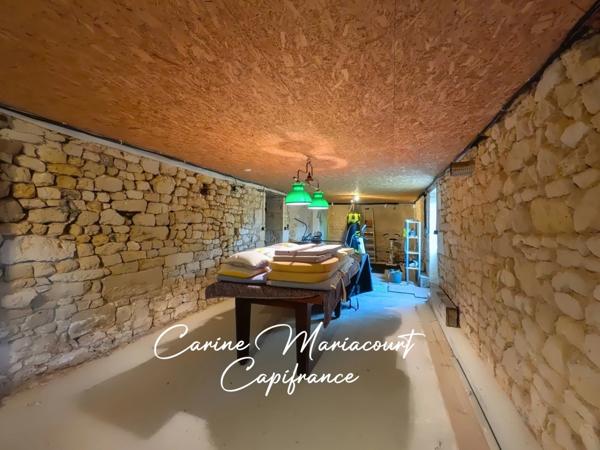 Maison de caractère de 226 m2, DPE B, 4 suites parentales, 2 garages, grande cave aménageable.