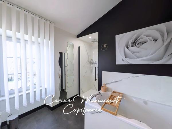 Maison de caractère de 226 m2, DPE B, 4 suites parentales, 2 garages, grande cave aménageable.