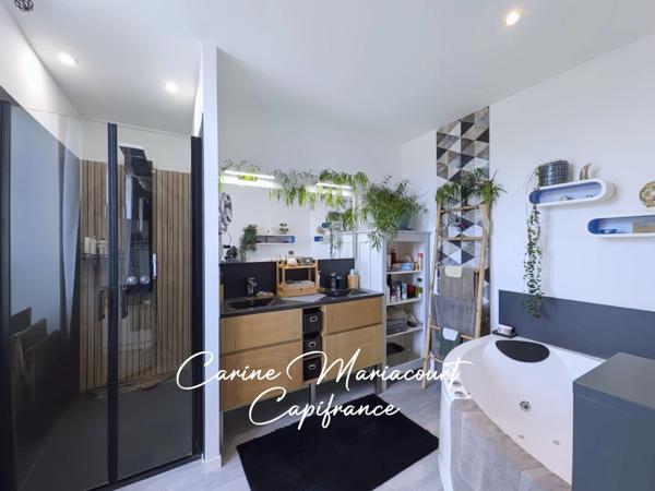 Maison de caractère de 226 m2, DPE B, 4 suites parentales, 2 garages, grande cave aménageable.