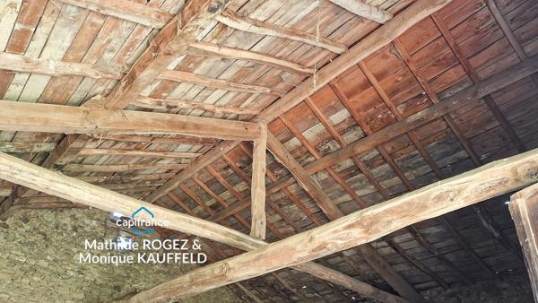 Maison à rénover avec grange en pierre, source et 7 000 m² de terrain - Saint Gervais Sous Meymont (63)