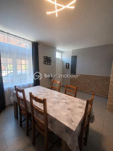 À LIÉVIN – 4 CHAMBRES, UN JARDIN ET UN BEAU POTENTIEL À EXPLOITER !
Une maison à rénover, des idées à concrétiser et un joli projet à réaliser !

Située à Liévin, à proximité des commerces et des écoles, cette maison de ville mitoyenne des deux côtés n'attend plus que ses futurs propriétaires pour retrouver une seconde jeunesse.

Au rez-de-chaussée :

- Un salon-séjour ouvert offrant une agréable pièce de vie
- Une cuisine à rénover selon vos envies
- Une salle de bain à repenser et à moderniser

Au premier étage :

- Deux chambres à aménager selon vos besoins

Au deuxième étage :

- Deux belles chambres déjà rénovées

Les petits plus :

- Un jardin pour profiter des beaux jours
- Une cave pour le rangement
- Quatre chambres, idéales pour une famille
- Une situation pratique, proche des commodités

Des travaux sont à prévoir, notamment dans la cuisine et la salle de bain, ainsi que la menuiseries mais cette maison offre de belles possibilités d'aménagement et de personnalisation.

Assainissement individuel par fosse septique.

Vous avez des idées, des projets et l'envie de créer un intérieur qui vous ressemble ?

Cette maison pourrait bien être votre prochain coup de cœur !

Pour plus de renseignements ou organiser une visite, contactez-moi
Faire offre après visite !
Cette annonce référence 350641 vous est présentée par votre agent commercial BSK Immobilier CELINE GROUX (EI) immatriculé au RSAC de ARRAS (62000) sous le numéro 84496344700033.

Prix du bien : 117 000,00 €
Les honoraires d'agence sont à la charge du vendeur.

A propos des performances énergétiques :
Date de réalisation du diagnostic énergétique : 30/05/2026
Score DPE : 231 kWhEP/m²/an
Score GES : 9 kgepCO2/m²/an
Montant estimé des dépenses annuelles d'énergie pour un usage standard : entre 2340.00 € et 3210.00 € par an. Prix moyens des énergies indexés sur l'année 2021 (abonnements compris).
La présentation d'une pièce d'identité en cours de validité sera demandée à la visite.
Les informations sur les risques auxquels ce bien est exposé sont disponibles sur le site Géorisques : www.georisques.gouv.fr