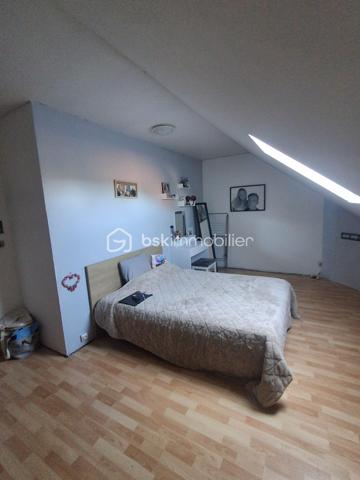 À LIÉVIN – 4 CHAMBRES, UN JARDIN ET UN BEAU POTENTIEL À EXPLOITER !
Une maison à rénover, des idées à concrétiser et un joli projet à réaliser !

Située à Liévin, à proximité des commerces et des écoles, cette maison de ville mitoyenne des deux côtés n'attend plus que ses futurs propriétaires pour retrouver une seconde jeunesse.

Au rez-de-chaussée :

- Un salon-séjour ouvert offrant une agréable pièce de vie
- Une cuisine à rénover selon vos envies
- Une salle de bain à repenser et à moderniser

Au premier étage :

- Deux chambres à aménager selon vos besoins

Au deuxième étage :

- Deux belles chambres déjà rénovées

Les petits plus :

- Un jardin pour profiter des beaux jours
- Une cave pour le rangement
- Quatre chambres, idéales pour une famille
- Une situation pratique, proche des commodités

Des travaux sont à prévoir, notamment dans la cuisine et la salle de bain, ainsi que la menuiseries mais cette maison offre de belles possibilités d'aménagement et de personnalisation.

Assainissement individuel par fosse septique.

Vous avez des idées, des projets et l'envie de créer un intérieur qui vous ressemble ?

Cette maison pourrait bien être votre prochain coup de cœur !

Pour plus de renseignements ou organiser une visite, contactez-moi
Faire offre après visite !
Cette annonce référence 350641 vous est présentée par votre agent commercial BSK Immobilier CELINE GROUX (EI) immatriculé au RSAC de ARRAS (62000) sous le numéro 84496344700033.

Prix du bien : 117 000,00 €
Les honoraires d'agence sont à la charge du vendeur.

A propos des performances énergétiques :
Date de réalisation du diagnostic énergétique : 30/05/2026
Score DPE : 231 kWhEP/m²/an
Score GES : 9 kgepCO2/m²/an
Montant estimé des dépenses annuelles d'énergie pour un usage standard : entre 2340.00 € et 3210.00 € par an. Prix moyens des énergies indexés sur l'année 2021 (abonnements compris).
La présentation d'une pièce d'identité en cours de validité sera demandée à la visite.
Les informations sur les risques auxquels ce bien est exposé sont disponibles sur le site Géorisques : www.georisques.gouv.fr
