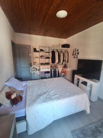 À LIÉVIN – 4 CHAMBRES, UN JARDIN ET UN BEAU POTENTIEL À EXPLOITER !
Une maison à rénover, des idées à concrétiser et un joli projet à réaliser !

Située à Liévin, à proximité des commerces et des écoles, cette maison de ville mitoyenne des deux côtés n'attend plus que ses futurs propriétaires pour retrouver une seconde jeunesse.

Au rez-de-chaussée :

- Un salon-séjour ouvert offrant une agréable pièce de vie
- Une cuisine à rénover selon vos envies
- Une salle de bain à repenser et à moderniser

Au premier étage :

- Deux chambres à aménager selon vos besoins

Au deuxième étage :

- Deux belles chambres déjà rénovées

Les petits plus :

- Un jardin pour profiter des beaux jours
- Une cave pour le rangement
- Quatre chambres, idéales pour une famille
- Une situation pratique, proche des commodités

Des travaux sont à prévoir, notamment dans la cuisine et la salle de bain, ainsi que la menuiseries mais cette maison offre de belles possibilités d'aménagement et de personnalisation.

Assainissement individuel par fosse septique.

Vous avez des idées, des projets et l'envie de créer un intérieur qui vous ressemble ?

Cette maison pourrait bien être votre prochain coup de cœur !

Pour plus de renseignements ou organiser une visite, contactez-moi
Faire offre après visite !
Cette annonce référence 350641 vous est présentée par votre agent commercial BSK Immobilier CELINE GROUX (EI) immatriculé au RSAC de ARRAS (62000) sous le numéro 84496344700033.

Prix du bien : 117 000,00 €
Les honoraires d'agence sont à la charge du vendeur.

A propos des performances énergétiques :
Date de réalisation du diagnostic énergétique : 30/05/2026
Score DPE : 231 kWhEP/m²/an
Score GES : 9 kgepCO2/m²/an
Montant estimé des dépenses annuelles d'énergie pour un usage standard : entre 2340.00 € et 3210.00 € par an. Prix moyens des énergies indexés sur l'année 2021 (abonnements compris).
La présentation d'une pièce d'identité en cours de validité sera demandée à la visite.
Les informations sur les risques auxquels ce bien est exposé sont disponibles sur le site Géorisques : www.georisques.gouv.fr